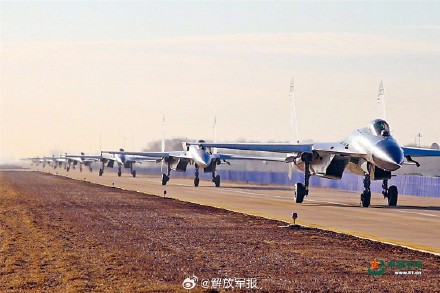 战鹰砺翅啸海天！海军航空大学某团开展飞行训练