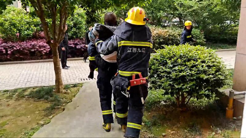 江西九江：居民家中失火 消防员从火场中抱出被困老人