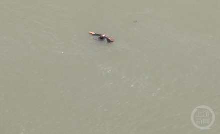 女子江中抱木求生 警民联动开冲锋舟救人