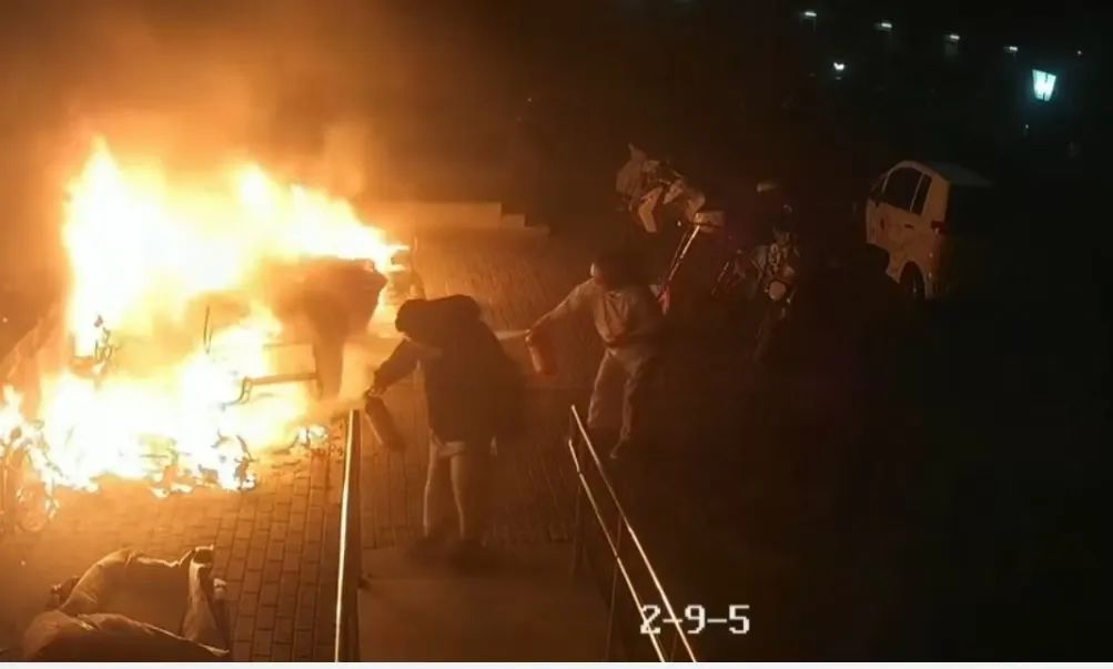 着火了！北京仨市民上演教科书式灭火！