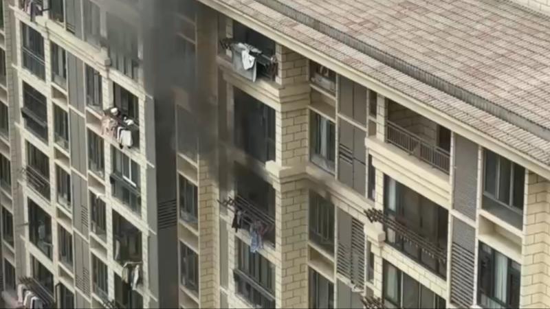 江西九江：居民家中失火 消防员从火场中抱出被困老人