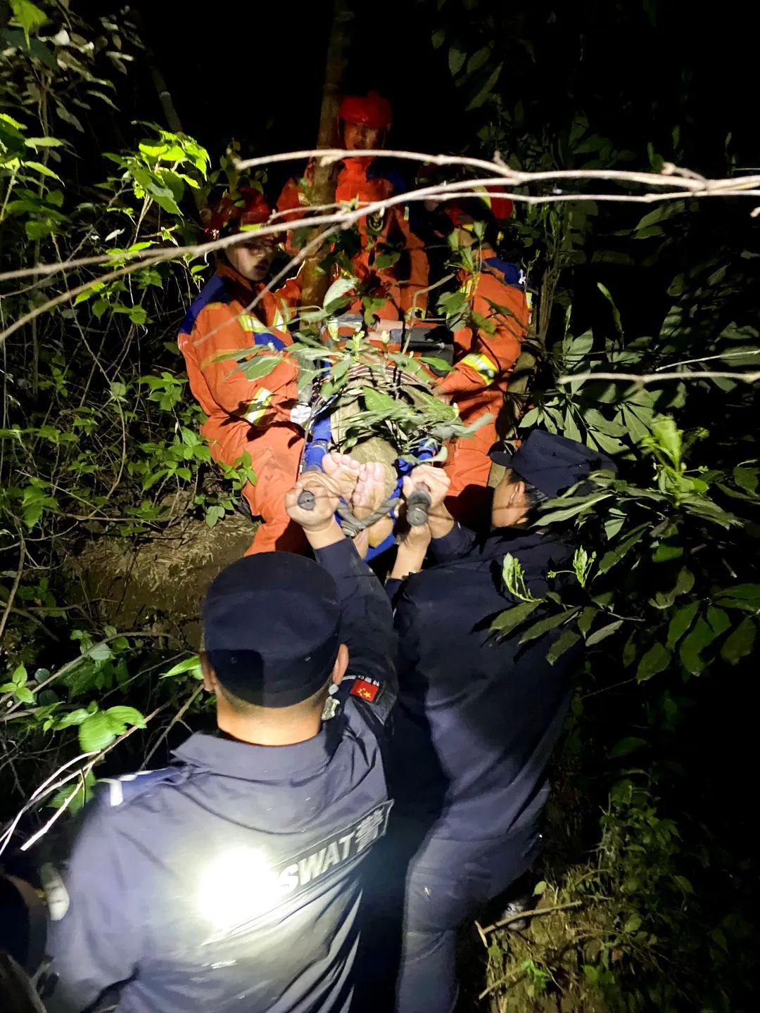 =75岁老人清晨爬山走失，警方靠它找到老人……