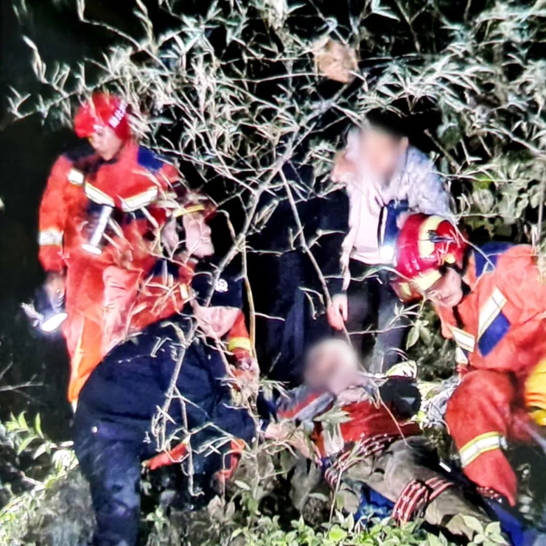 =75岁老人清晨爬山走失，警方靠它找到老人……