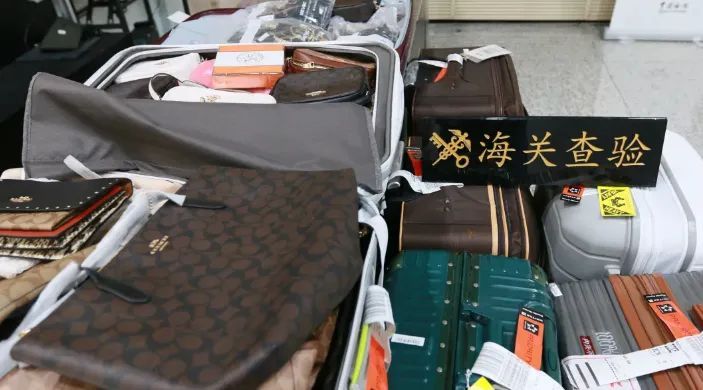 代购谋利！两名旅客携带1349件品牌首饰、包等入境被查获