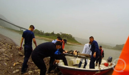 女子江中抱木求生 警民联动开冲锋舟救人