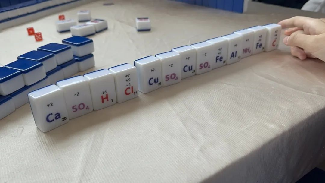 广东一学校初中生天天上课“打麻将”?校长:我安排的 广东一学校初中生天天上课“打麻将”?校长:我安排的