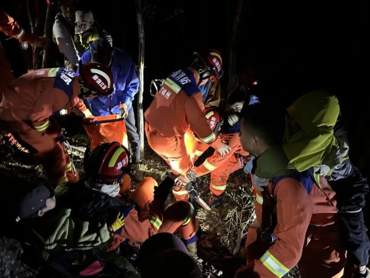 游客被困悬崖峭壁，居然有4名儿童……