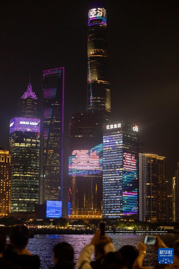 上海浦东举行“潮涌东方 光启未来”主题光影展演