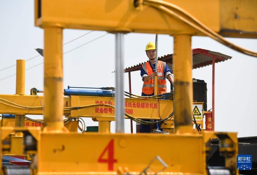 新华全媒+丨西延高铁全线铺轨正式启动 新华全媒+丨西延高铁全线铺轨正式启动