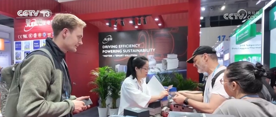 服务机器人、VR设备、零嵌冰箱……中国“智造”凭硬核实力“圈粉”