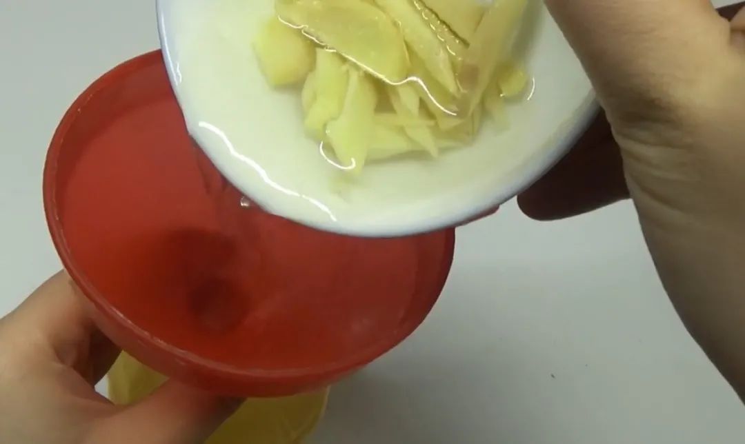 生姜加食盐混在一起，作用真厉害