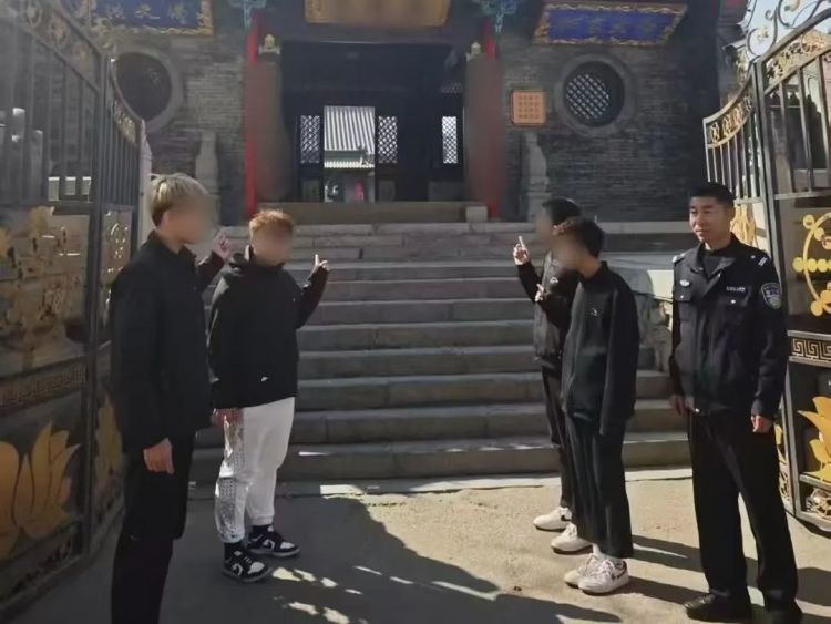 4人午夜翻墙行窃,被民警当场拿下! 4人午夜翻墙行窃,被民警当场拿下!