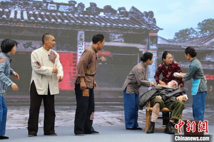 一碗鸡蛋面的故事，为什么让这位美国老人哽咽？