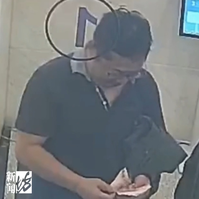 上海市中心下起一阵"钞票雨"！满地百元大钞，多人埋头捡拾…