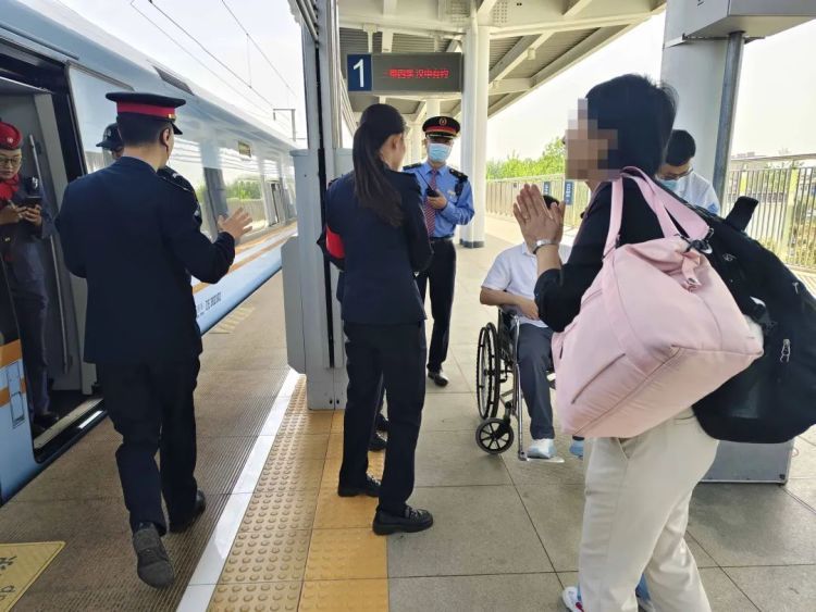 情况紧急！高铁列车临时停车1分钟！