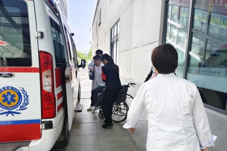 情况紧急！高铁列车临时停车1分钟！