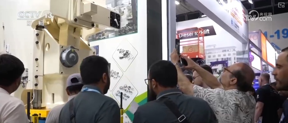 服务机器人、VR设备、零嵌冰箱……中国“智造”凭硬核实力“圈粉”