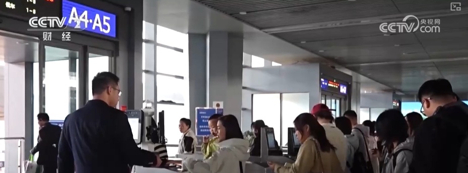 精细化暖心服务旅客“五一”假期出行 部分热门线路车票抢手