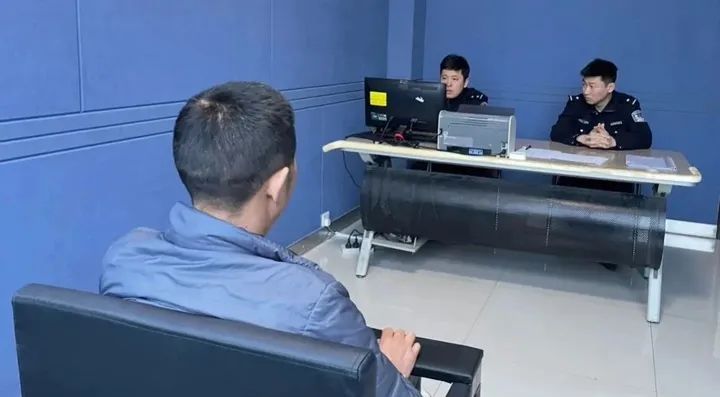 男子散播“小卡片”,济南警方:拘留 男子散播“小卡片”,济南警方:拘留