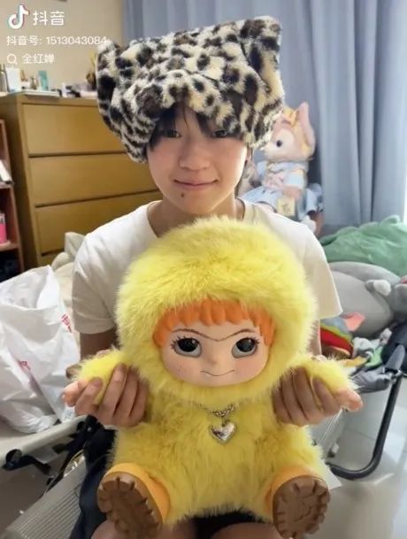 全红婵晒虞书欣送的娃娃，解锁“冲天辫”新造型，网友：梦幻联动
