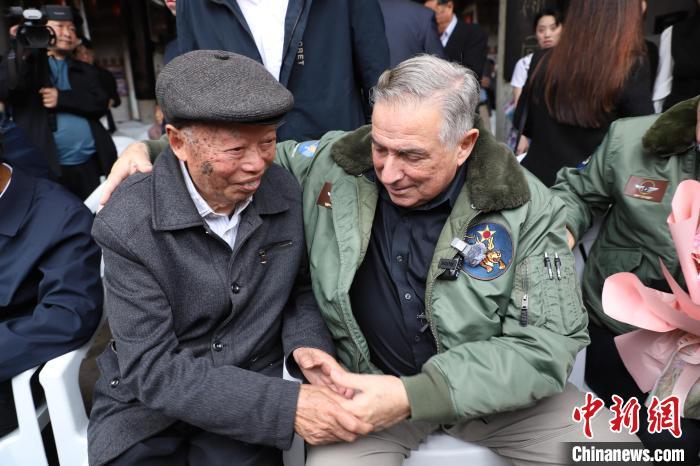一碗鸡蛋面的故事，为什么让这位美国老人哽咽？