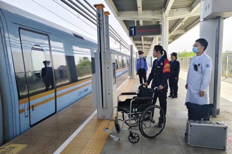 情况紧急！高铁列车临时停车1分钟！