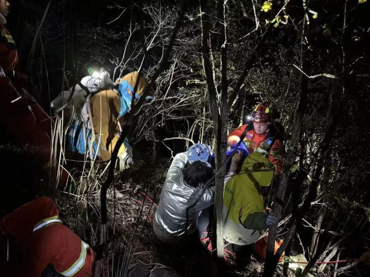 游客被困悬崖峭壁，居然有4名儿童……