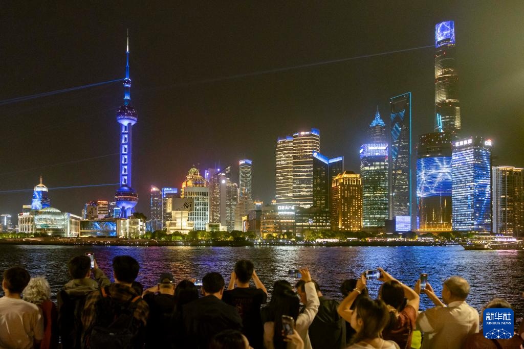 上海浦东举行“潮涌东方 光启未来”主题光影展演