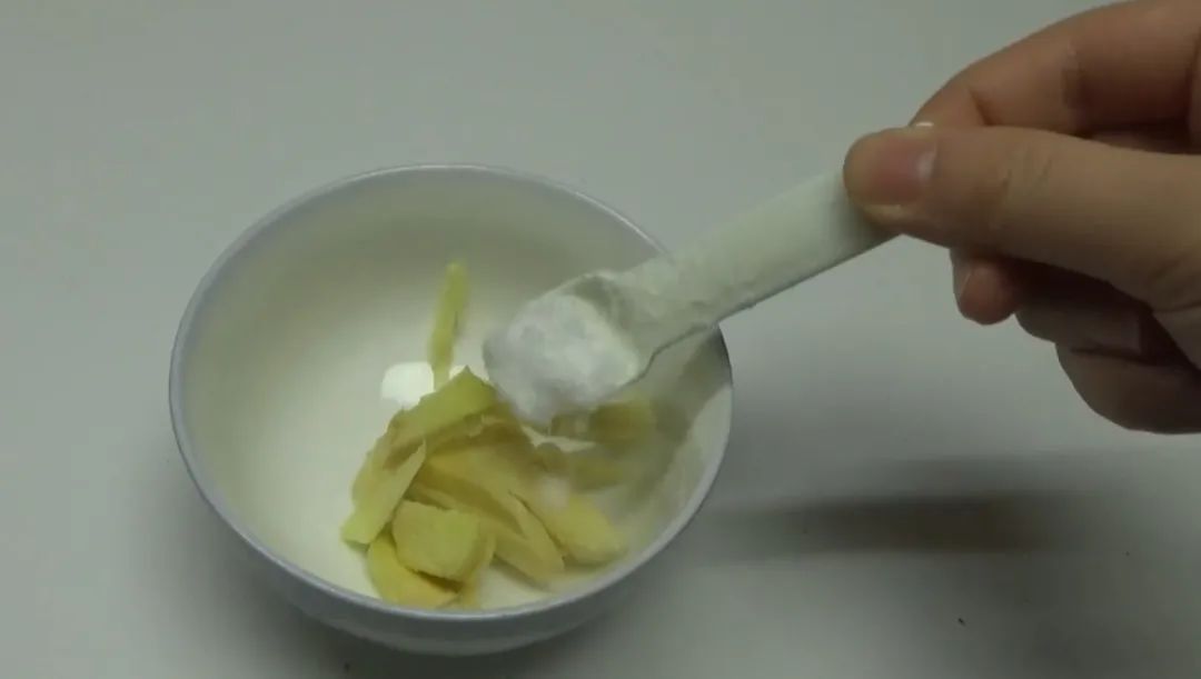 生姜加食盐混在一起，作用真厉害