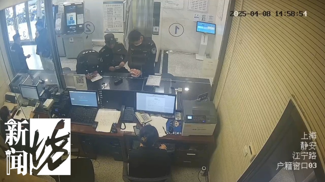 上海市中心下起一阵"钞票雨"！满地百元大钞，多人埋头捡拾…