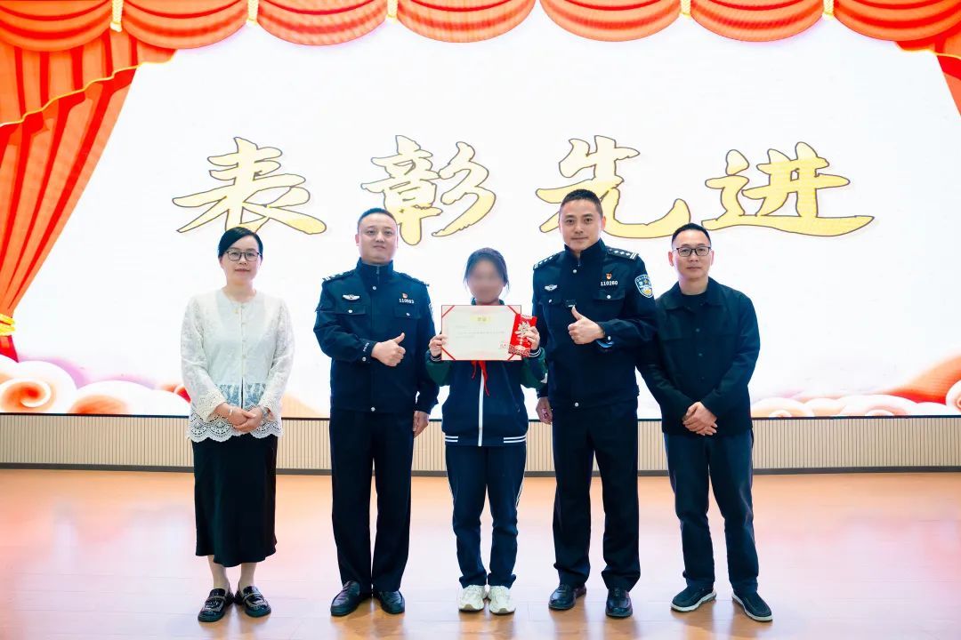 杭州14岁女生网购讲义夹，收到8万元现金！女生：没错，收件人确实是我