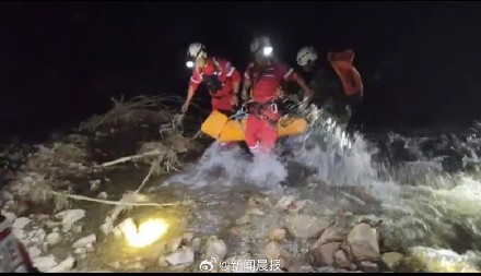 11名大学生徒步被困一人坠崖，救援队通宵救援10小时全部营救成功