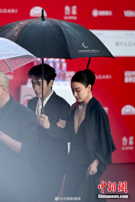 北影节雨中走红毯