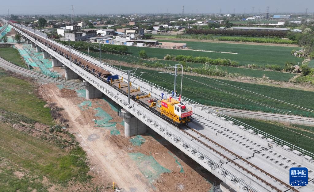 新华全媒+丨西延高铁全线铺轨正式启动 新华全媒+丨西延高铁全线铺轨正式启动