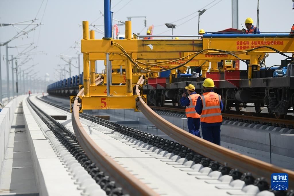 新华全媒+丨西延高铁全线铺轨正式启动 新华全媒+丨西延高铁全线铺轨正式启动