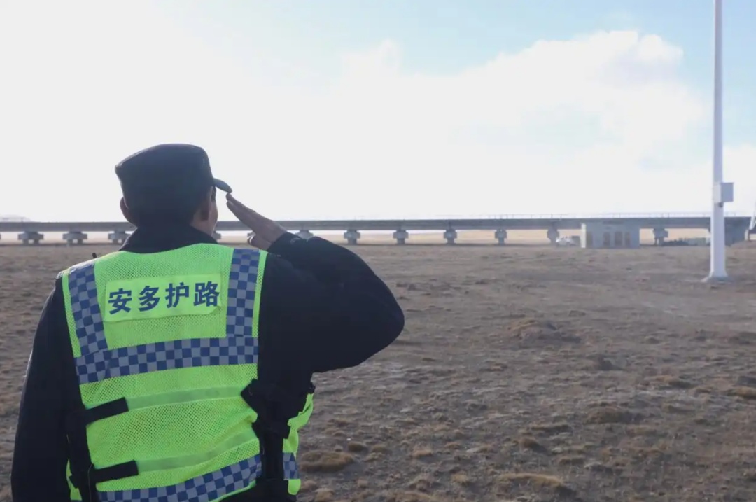 火车坐到一半,藏族姑娘突然起身向窗外敬礼……网友:我们也敬礼! 火车坐到一半,藏族姑娘突然起身向窗外敬礼……网友:我们也敬礼!