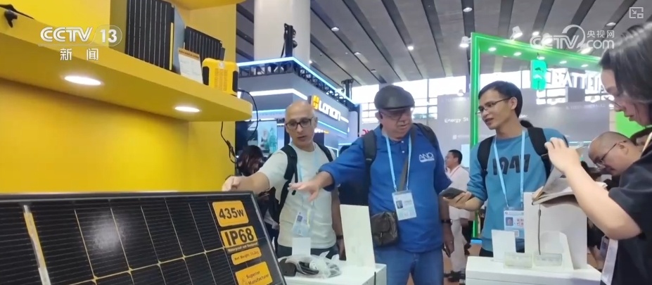 服务机器人、VR设备、零嵌冰箱……中国“智造”凭硬核实力“圈粉”