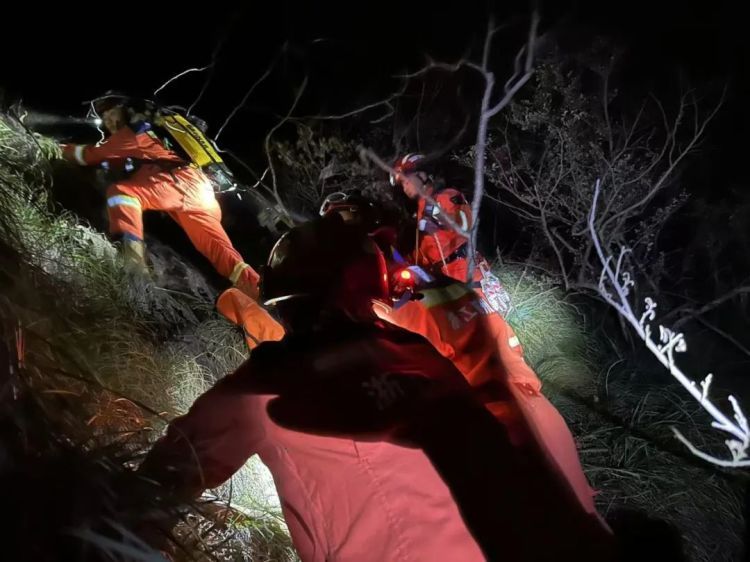 游客被困悬崖峭壁，居然有4名儿童……