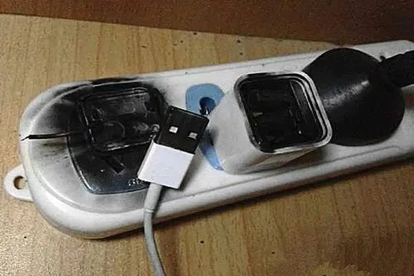一家人出门没拔充电器家里被烧光！当事人：无家可归，还要承担楼下住户的损失