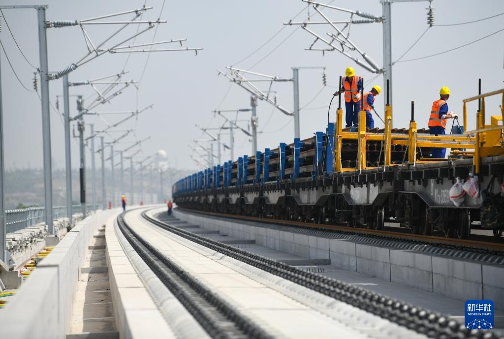 新华全媒+丨西延高铁全线铺轨正式启动 新华全媒+丨西延高铁全线铺轨正式启动
