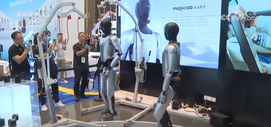 服务机器人、VR设备、零嵌冰箱……中国“智造”凭硬核实力“圈粉”