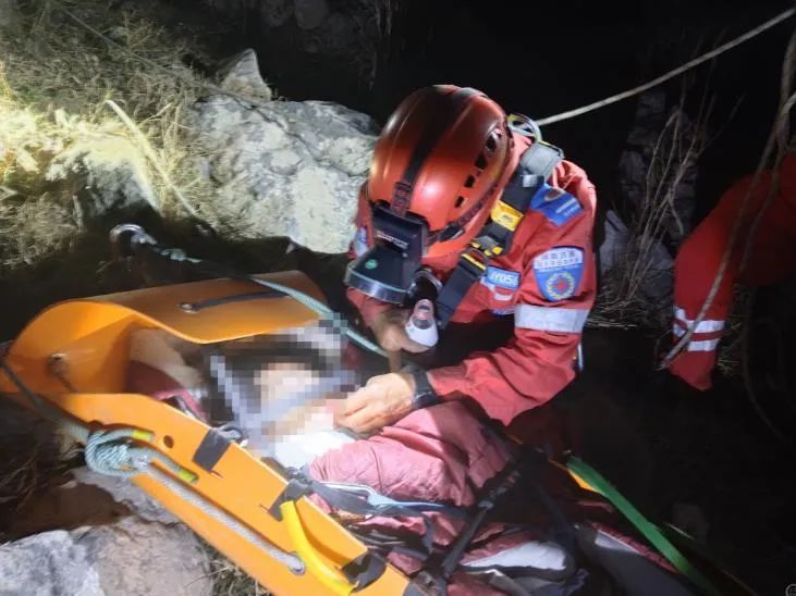 11名驴友夜间被困沁龙峡,有人坠崖!救援队:他们都是大学生 11名驴友夜间被困沁龙峡,有人坠崖!救援队:他们都是大学生