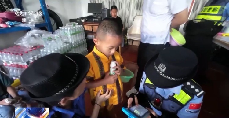 两小时12名儿童走失 民警泼水节上“花式”寻亲