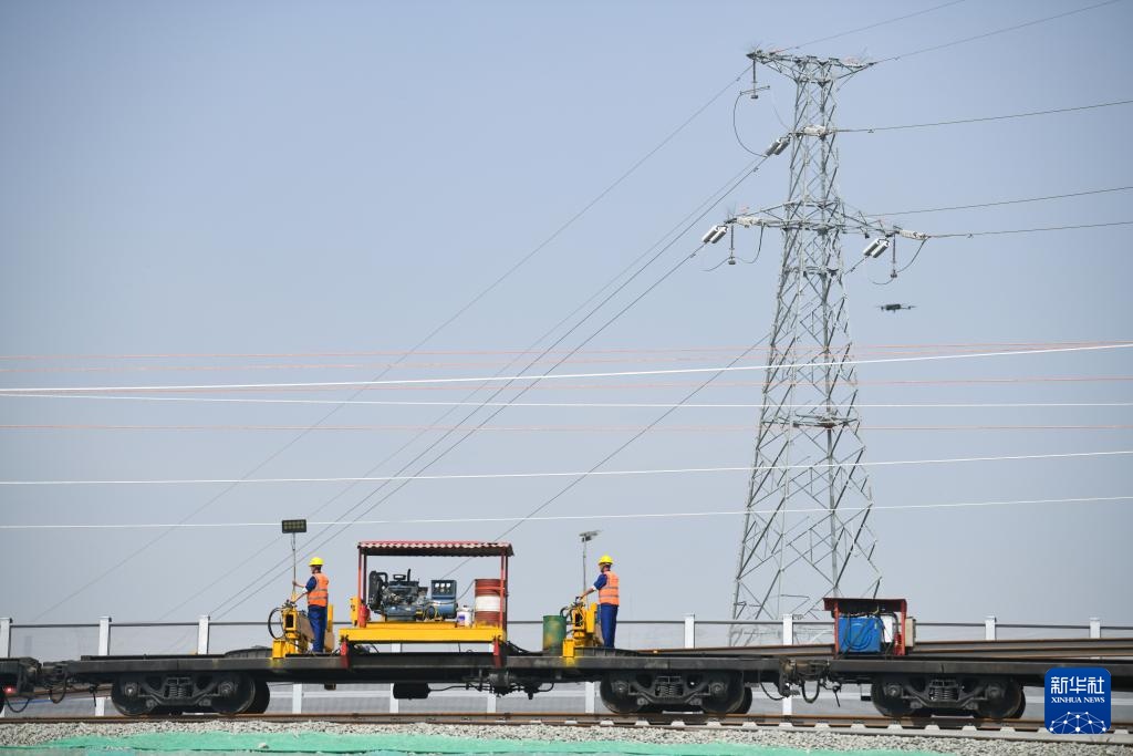 新华全媒+丨西延高铁全线铺轨正式启动 新华全媒+丨西延高铁全线铺轨正式启动