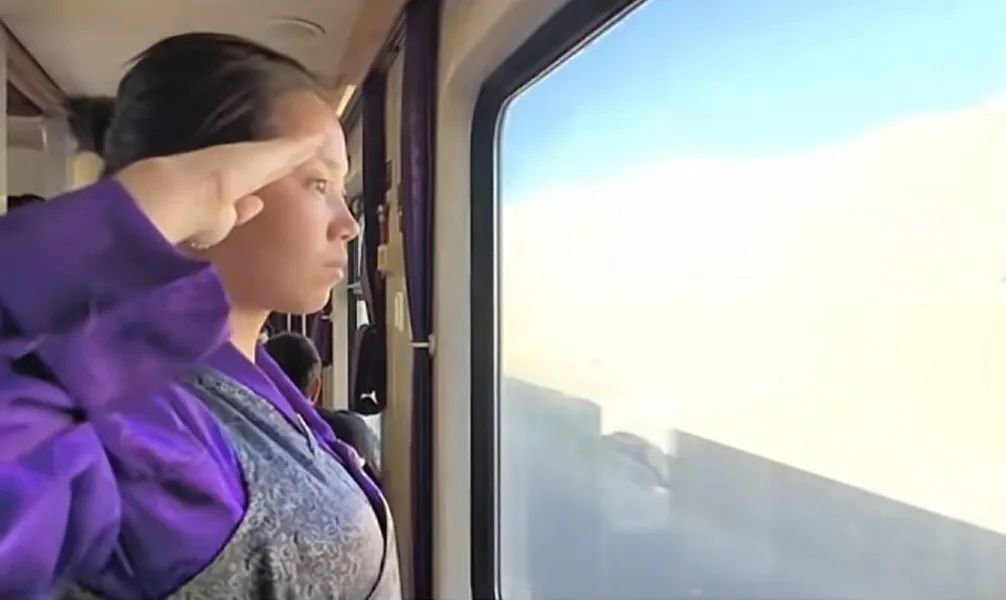 火车坐到一半,藏族姑娘突然起身向窗外敬礼……网友:我们也敬礼! 火车坐到一半,藏族姑娘突然起身向窗外敬礼……网友:我们也敬礼!
