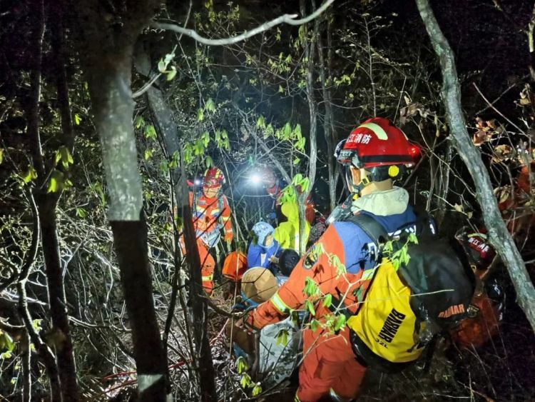 游客被困悬崖峭壁，居然有4名儿童……