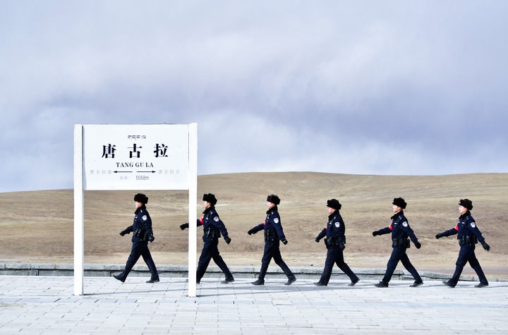 火车坐到一半,藏族姑娘突然起身向窗外敬礼……网友:我们也敬礼! 火车坐到一半,藏族姑娘突然起身向窗外敬礼……网友:我们也敬礼!