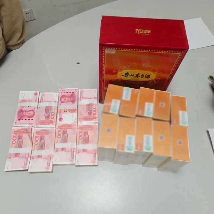 14岁女孩拆快递,竟发现8万元现金!监控记录下奇怪一幕…… 14岁女孩拆快递,竟发现8万元现金!监控记录下奇怪一幕……