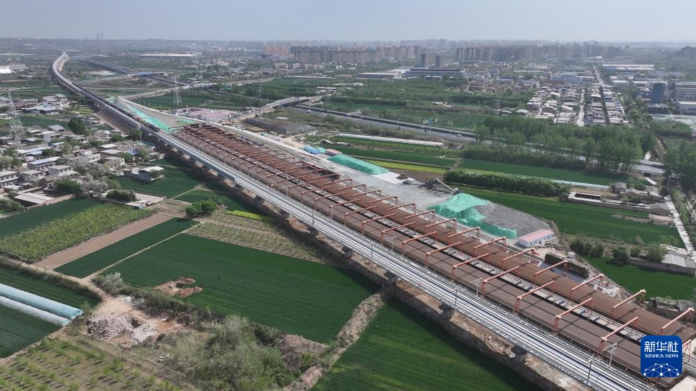 新华全媒+丨西延高铁全线铺轨正式启动 新华全媒+丨西延高铁全线铺轨正式启动