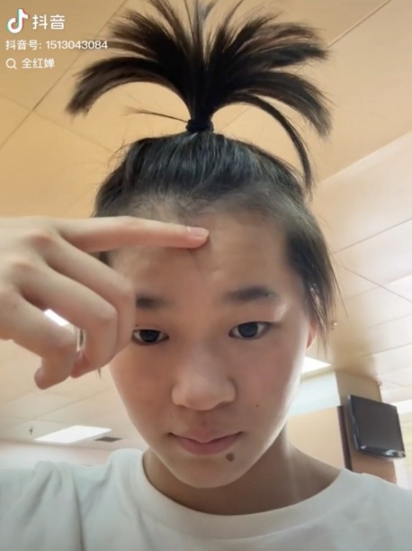全红婵晒虞书欣送的娃娃，解锁“冲天辫”新造型，网友：梦幻联动